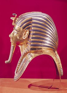 ツタンカーメンの宝物（紀元前1370〜52年）の金のマスク
