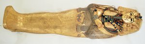 ツタンカーメンの墓からの王の最も内側の棺（紀元前1370〜1352年）英国（半貴石がちりばめられた金）（詳細は343642を参照）