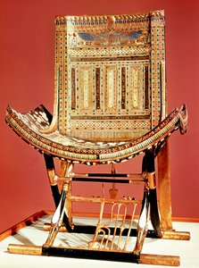 ツタンカーメンの墓からのファラオの聖職者の王位（紀元前1370-52年）英国（象眼細工の木材）（59232も参照）