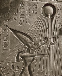 アメンノフィス4世アクナトンの王族がサンゴッドであるアトンに捧げる生贄（レリーフ） 作： Egyptian 18th Dynasty