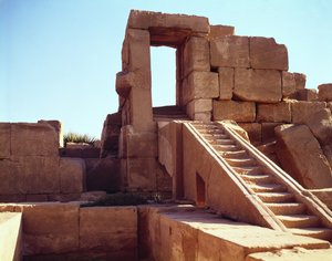 ニューイングランド、アメンの大神殿にあるTuthmosis IIIのフェスティバルホール（紀元前1490年〜1439年）に通じる階段