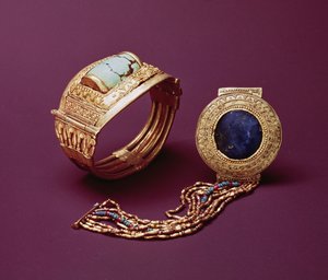 ツタンカーメンの墓からの2つのブレスレット（c.1370-1352 BC）New Kingdom（gold） 作： Egyptian 18th Dynasty
