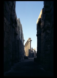 ラムセス2世の裁判所からアメノフィス3世の列柱（1403-1365 BC）までの景色