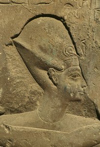 ファラオの頭部を描いたレリーフ（石）のディテール 作： Egyptian 19th Dynasty