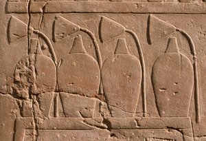 壺と蓮の花を描いたレリーフの詳細（ライムストーン 作： Egyptian 19th Dynasty