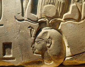 エジプト、ルクソール、古代テーベ、アサシフ渓谷、ラムセス2世とカルトゥーシュを描いたレリーフの断片 作： Egyptian 19th Dynasty
