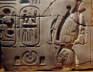 エジプト、ルクソール、古代テーベ、アサシフ渓谷、ラムセス2世とカルトゥーシュを描いたレリーフの断片 作： Egyptian 19th Dynasty