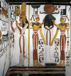 エジプト、テーベ、ルクソール、王妃の谷、ネフェルタリの墓、控えの間の別館、壁画、女神イシスとネフティの輪の中で、ラーの中で休息するオシリスを表す神格の前にいる王妃