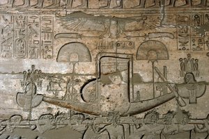 エジプト古代：エジプト、ルクソールのラマッセウム遺跡にあるファラオ・ラムセス2世（紀元前1279～1213年）に捧げられた記念神殿の聖なる船の行列を表すレリーフの様子。 作： Egyptian 19th Dynasty