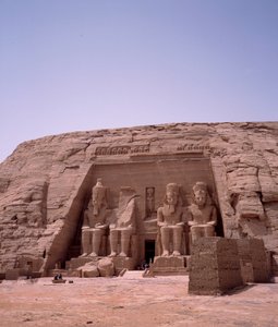 エジプトのアンティーク。ラムセス2世の神殿のコロッサス。紀元前1271年から1256年。アブシンベル（Abu Simbel）、アスワン、エジプト