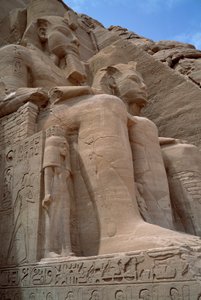 エジプトのアンティーク。ラムセス2世の神殿のコロッサス。紀元前1271年から1256年。アブシンベル（Abu Simbel）、アスワン、エジプト 作： Egyptian 19th Dynasty