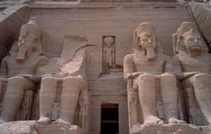 エジプトのアンティーク。ラムセス2世の神殿のコロッサス。紀元前1271年から1256年。アブシンベル（Abu Simbel）、アスワン、エジプト 作： Egyptian 19th Dynasty