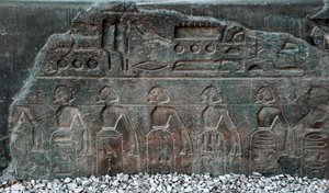 エジプトの古代遺物：ファラオ・ラムセス2世（紀元前1292-1186年）が征服した領土の紋章を装飾したレリーフの細部。ルクソール神殿。エジプト、東岸（テーベ）。 作： Egyptian 19th Dynasty