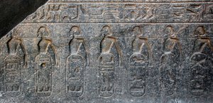 エジプトの古代遺物：ファラオ・ラムセス2世（紀元前1292-1186年）が征服した領土の紋章を装飾したレリーフの細部。ルクソール神殿。エジプト、東岸（テーベ）。 作： Egyptian 19th Dynasty