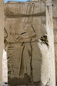 エジプトの古代遺物：両手にシストを持つハトホル女神を描いたレリーフの詳細（エジプト・ルクソールのラマッセウム遺跡にあるファラオ・ラムセス2世（紀元前1279～1213年）に捧げられた葬祭殿）。 作： Egyptian 19th Dynasty