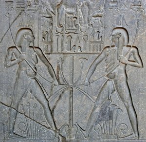 エジプトのアンティーク：上エジプトと下エジプトの統合を象徴するファラオ・ラムセス2世（BC1292-1186）の像の台座の詳細。ルクソール神殿。東岸（テーベ）、エジプト 作： Egyptian 19th Dynasty