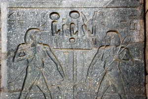 エジプトのアンティーク：ファラオ・ラムセス2世（紀元前1292-1186年、上エジプトと下エジプトの統合を表す）の像の台座の詳細。ルクソール神殿。東岸（テーベ）、エジプト