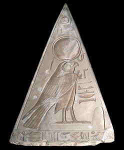 エジプトの古代遺跡：ラモースの礼拝堂のピラミッドの先端 ラー・ハラークテ（Re Harakte）の表現の装飾 旭日の神格化 作： Egyptian 19th Dynasty