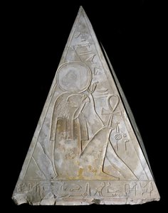エジプト古代遺物：ラモス礼拝堂のピラミッド先端部に描かれた沈む太陽の神リー・アトゥム（Re Atum or Ra-Atum or Re Toum）の装飾第19王朝（紀元前1295年〜1190年） デイル・エル・メディネ 像高70cm トリノ・エジプト博物館 作： Egyptian 19th Dynasty