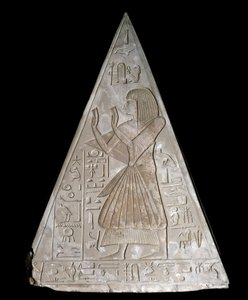 エジプトの古代遺跡：ラモースの礼拝堂のピラミッドの先端 旭日の神であるラー＝ハラクテ（Re Harakte）を崇拝する故人の表現の装飾物 作： Egyptian 19th Dynasty