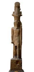 エジプト古代遺物：ピンク・グレの第19王朝のファラオ・セティ2世（セティまたはセティ）（紀元前1200～1194年）の像、アモン神のシンボルが付いた笏を持っている、薄暗い。465cm。トリノのエジプト博物館。 作： Egyptian 19th Dynasty