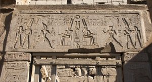 エジプトの古代遺物：アモン神とヒエログリフを称えるファラオ・ラムセス2世の表現を飾るアーチストラブの図、ルクソールのファラオ・ラムセス2世（紀元前1292-1186年）の神殿。東岸（テーベ）、エジプト 作： Egyptian 19th Dynasty