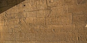 エジプトの古代：紀元前1274年のカデシュの戦いでラムセス2世の偉業を祝うレリーフの眺め、ファラオラムセス2世に捧げられた葬儀寺院 作： Egyptian 19th Dynasty