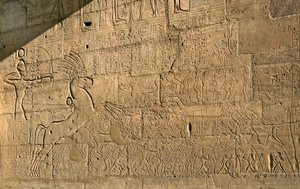 エジプトのアンティーク：紀元前1274年のカデシュの戦いにおけるラムセス2世の功績を称えるレリーフの様子、ファラオ・ラムセス2世（紀元前1279～1213年）に捧げられた記念寺院、エジプト・ルクソールのラマッセウム（ラメッセウム）遺跡。