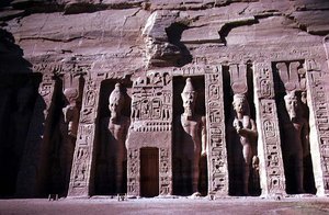 ネフェルタリ王妃の神殿のファサード（新王国時代、紀元前1250年頃）（写真）（詳細は118458参照 作： Egyptian 19th Dynasty