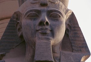 ラメセス2世坐像の顔、テバン・ネクロポリス（ユネスコ世界遺産リスト 作： Egyptian 19th Dynasty