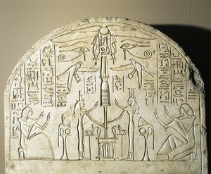 オシリスを象徴するフェティッシュを礼拝するイシスとネフティスが描かれたペリネフェルの石灰岩石碑（ラムセス2世の治世、アビドス出土
