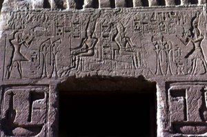 ネフェルタリ女王の神殿の入口扉上のリンテル（新王国時代、前11250年頃）（写真 作： Egyptian 19th Dynasty