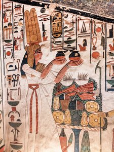 ネフェルタリの墓から供物をするネフェルタリ (壁画) 作： Egyptian 19th Dynasty