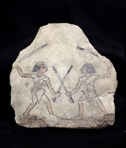 オストラコン、棒で戦う2人の男性を描いた、ニューキングダムのデイルエルメディナ（塗られた石）