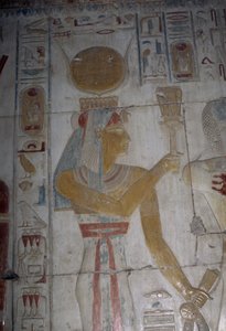 ハトル女神を描いたレリーフ、セティ1世神殿、オシリス礼拝堂 作： Egyptian 19th Dynasty