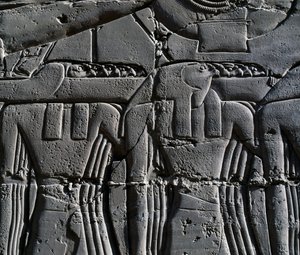 鷹の仮面をつけた神官、聖なる船の前にいるラメセス2世を描いた場面の詳細、レリーフ、カルナック神殿複合体、大列柱室の内壁（ユネスコ世界遺産リスト 作： Egyptian 19th Dynasty