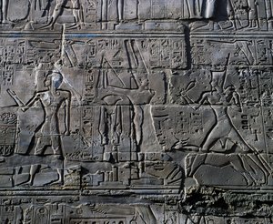 アメン神の前に立つハトシェプスト女王、神々への捧げものの場面の細部、浮き彫り、カルナック神殿複合体、大列柱室の内壁（ユネスコ世界遺産リスト 作： Egyptian 19th Dynasty