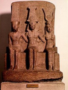ラムセス2世（紀元前1304-1237年）、アメンとムットの間に座る、ニューキングダム、カルナック出身、紀元前1279-13年（花崗岩）