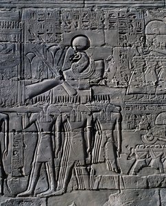 カルナック神殿群、大列柱室の内壁、レリーフ、聖なる舟の前のラメセス2世（ユネスコ世界遺産リスト