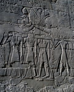 カルナック神殿群、大列柱室の内壁、レリーフ、聖なる舟の前のラメセス2世（ユネスコ世界遺産リスト