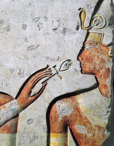 アビドスにファラオが建てた小神殿から、口を開く儀式を行うラムセス2世、浮き彫り 作： Egyptian 19th Dynasty