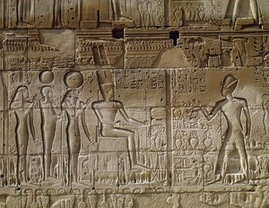 ニュー王国、ハイポスタイルホールの北の外壁からアメンに供物を捧げるセティ1世（紀元前1294-1279年）を描いたレリーフ