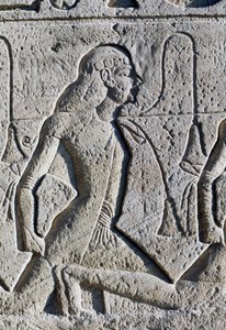 アブ・シンベル、ラムセス2世の大神殿の正面にある玉座の台座の詳細。 作： Egyptian 19th Dynasty