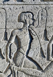 アブ・シンベル、ラムセス2世の大神殿の正面にある玉座の台座の詳細。 作： Egyptian 19th Dynasty