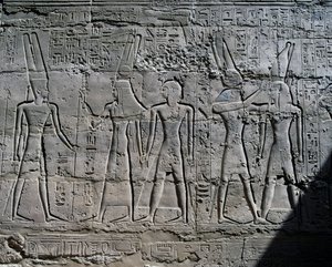 レリーフ、カルナック神殿大列柱室内壁、神々への供物の場面（ユネスコ世界遺産リスト 作： Egyptian 19th Dynasty
