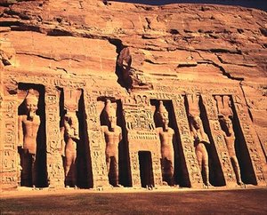 同じくアブシェクのハトホルに捧げられ、女王ネフェルタリの神殿は、新王国の小さな神殿と呼ばれ、