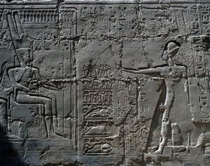 アメン神の前の王、神々への捧げ物の場面の細部、浮き彫り、カルナック神殿大列柱室の内壁、カルナック神殿群（ユネスコ世界遺産リスト 作： Egyptian 19th Dynasty