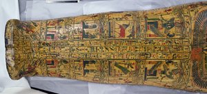 新王国時代、紀元前1100年頃、デイル・エル・バーリで発見されたとされるネシームンのミイラのカバーの詳細（木地着色 作： Egyptian 20th Dynasty