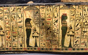 紀元前1100年頃、新王国時代にデイル・エル・バーリで発見されたとされるネシームンのミイラの外棺底部の詳細（彩色された木材 作： Egyptian 20th Dynasty