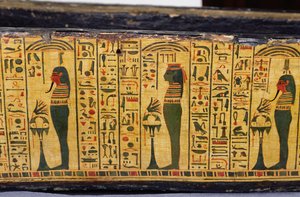 紀元前1100年頃、新王国時代にデイル・エル・バーリで発見されたとされるネシームンのミイラの外棺底部の詳細（彩色された木材